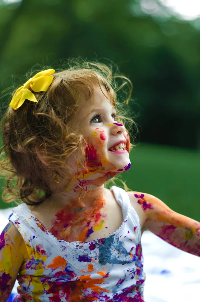 Bambina sporca di colori